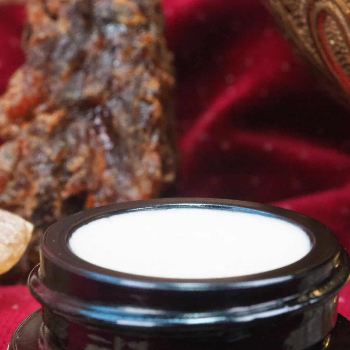 Geöffneter 7ml Weihrauch Creme Tiegel, Nahaufnahme.