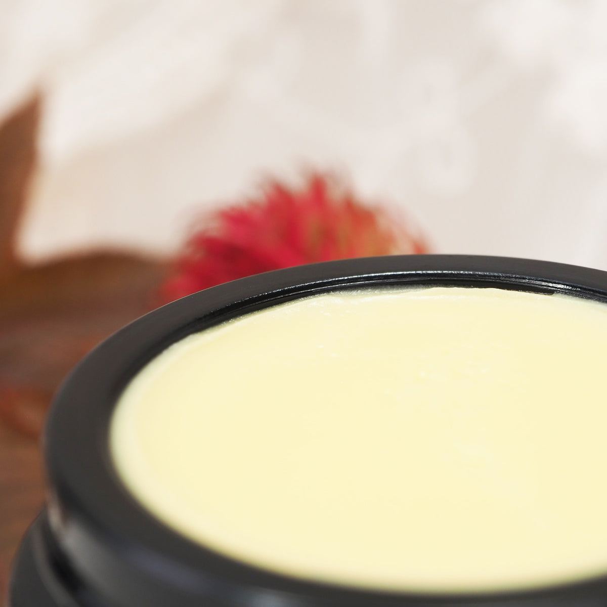 Geöffneter 35ml Neutral Creme Tiegel. Nahaufnahme.