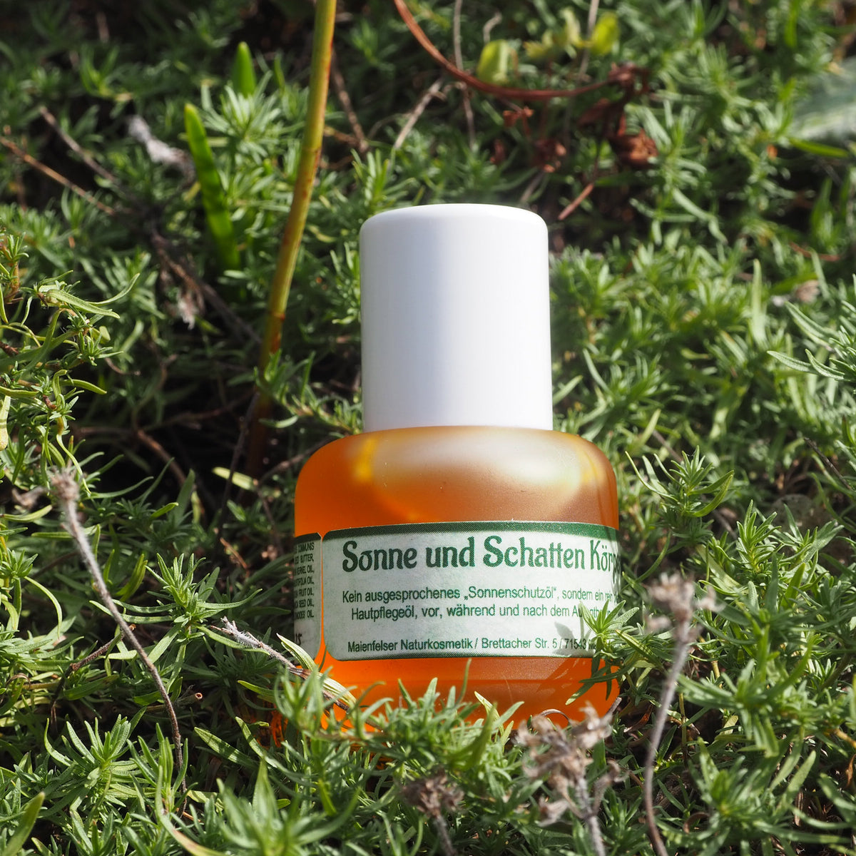 Sonne und Schatten Körperöl 15ml liegend in Moos